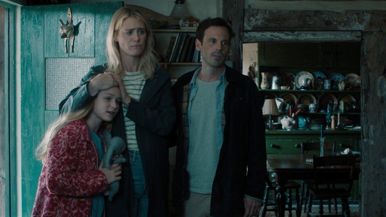 The guests - Alix West Lefler, Mackenzie Davis and Scott McNairy in Speak No Evil (2024)