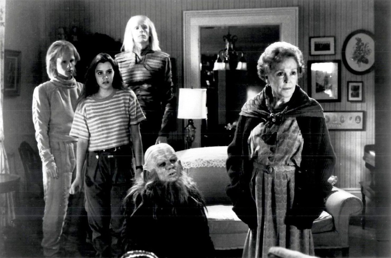 Brendan Hughes, Ione Skye, Dennis Vero, Flea, Maureen O'Sullivan in Stranded (1987)