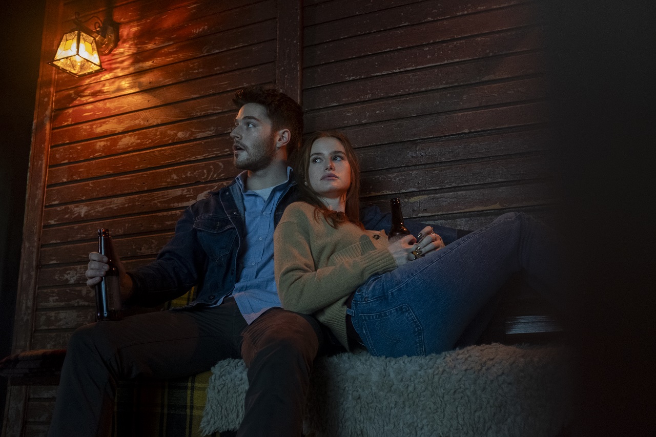 Froy Gutierrez and Madelaine Petsch relax at the cabin in The Strangers: Chapter 1 (2024)