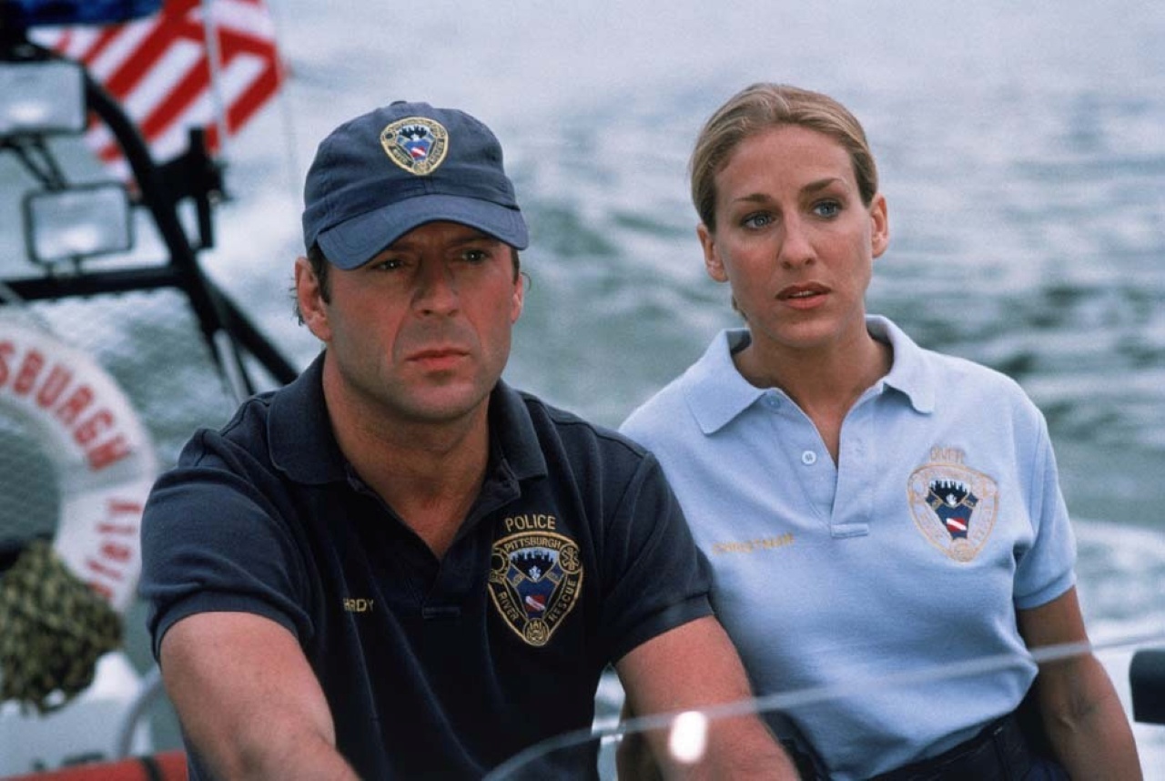 Bruce Willis, Sarah Jessica Parker on the river patrol in Striking Distance (1993)
