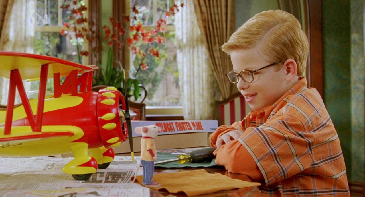 Stuart with George (Jonathan Lipnicki) in Stuart Little 2 (2002)