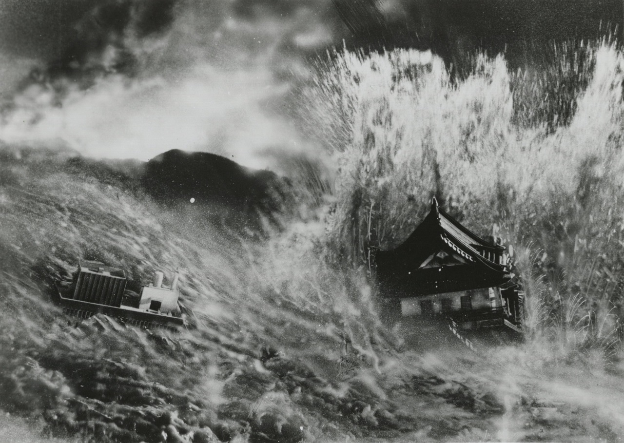 Tidal waves flood Japan in Submersion of Japan (1973)