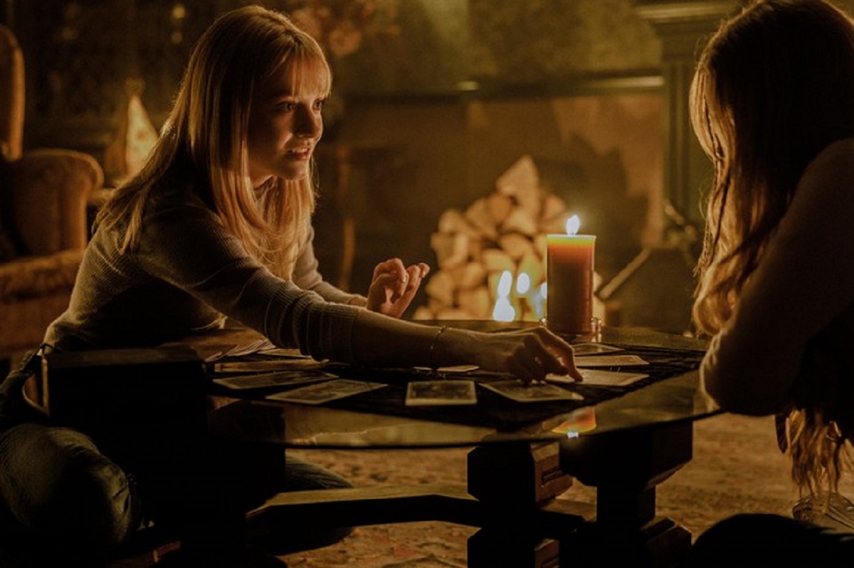 Harriet Slater conducts a tarot reading in Tarot (2024)