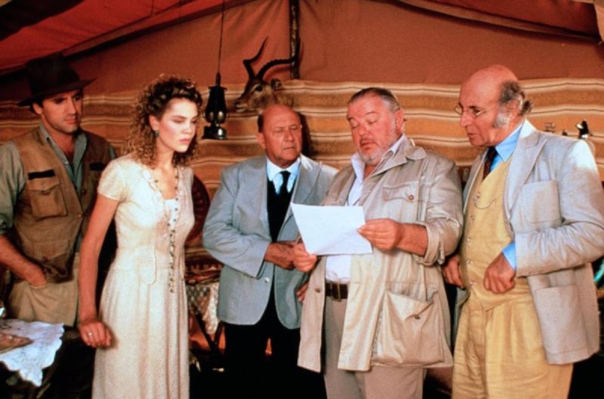 Frank Stallone, Sarah Maur Thorp, Donald Pleasance, Warren Berlinger and Yehuda Efroni in Ten Little Indians (1989)