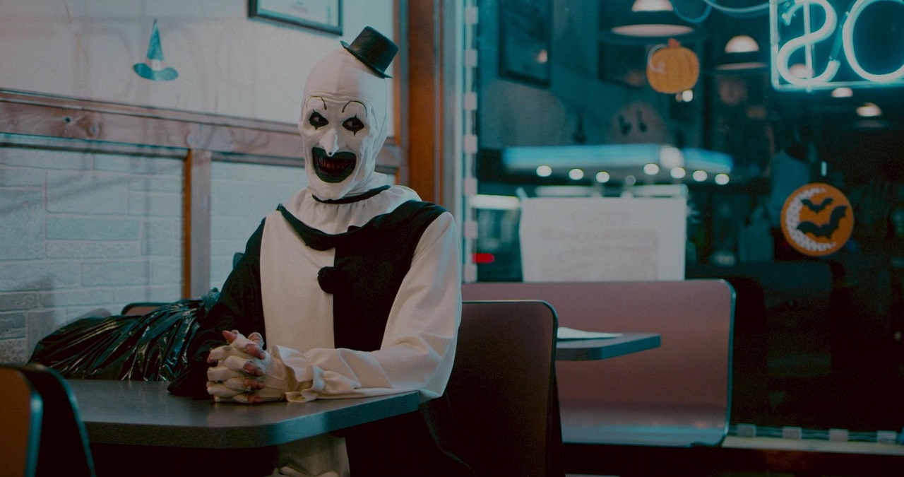 Art the Clown (David Howard Thornton) lurks in the pizzeria in Terrifier (2016)