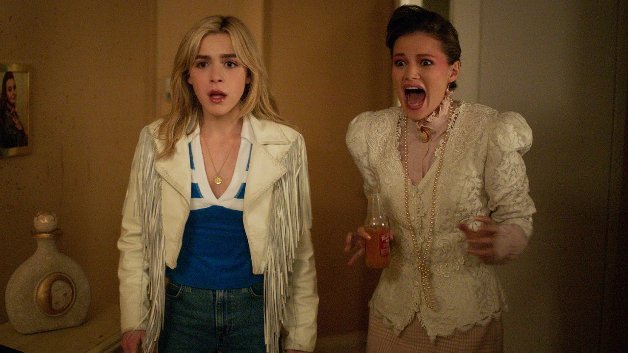 Kiernan Shipka and the 1980s version of her mother (Olivia Holt) in Totally Killer (2023)