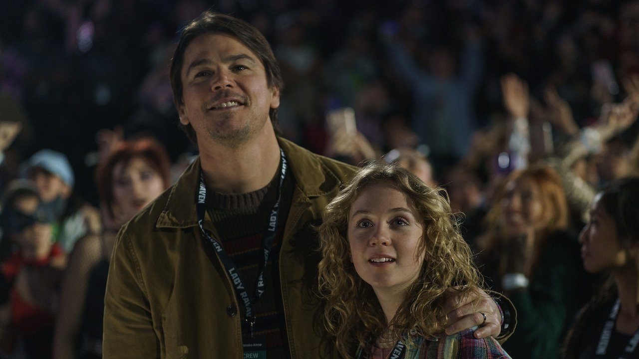 Cooper (Josh Hartnett) and daughter Ariel Donoghue at the concert in Trap (2024)
