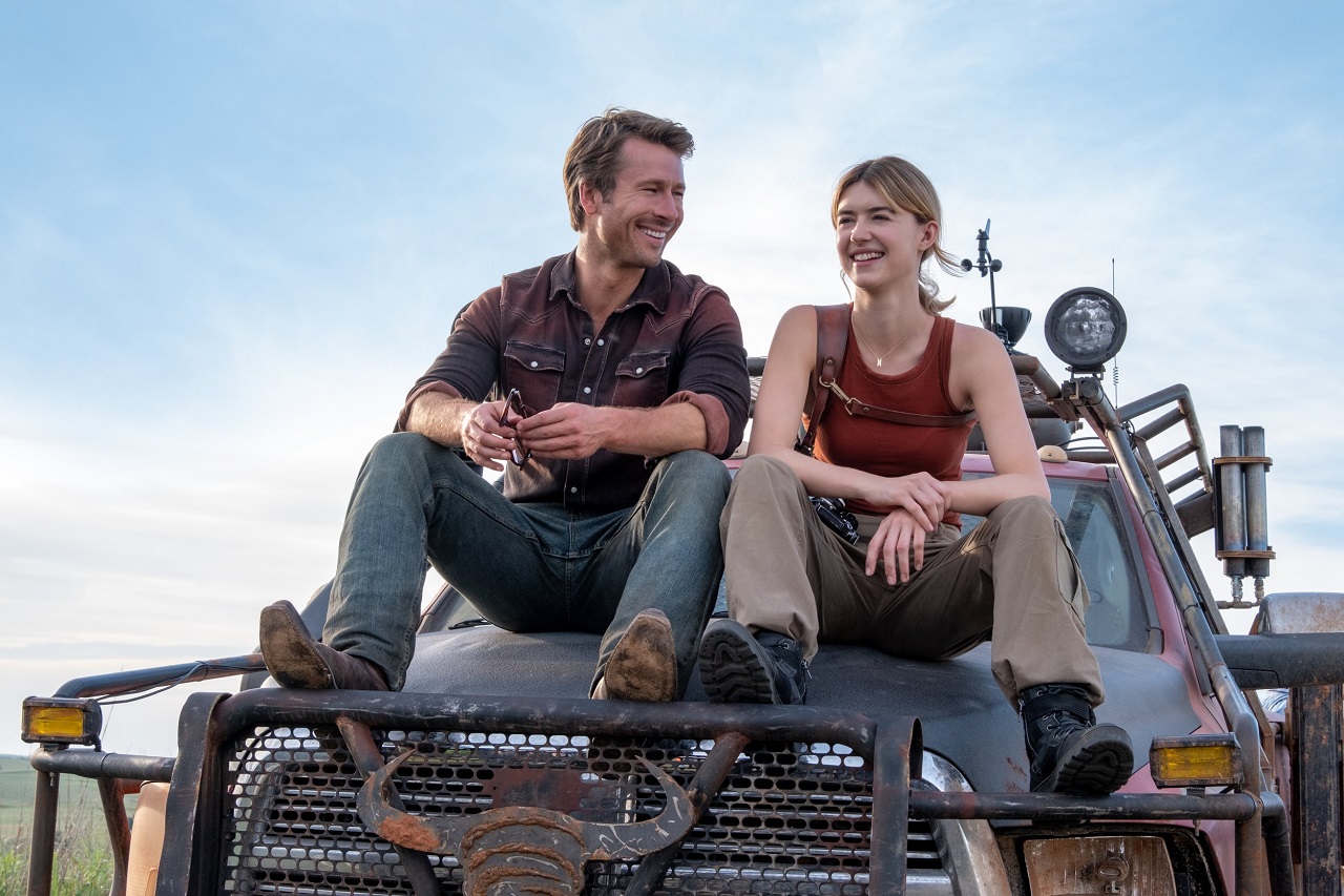 Tornado chasers Glen Powell and Daisy Edgar-Jones in Twisters (2024)