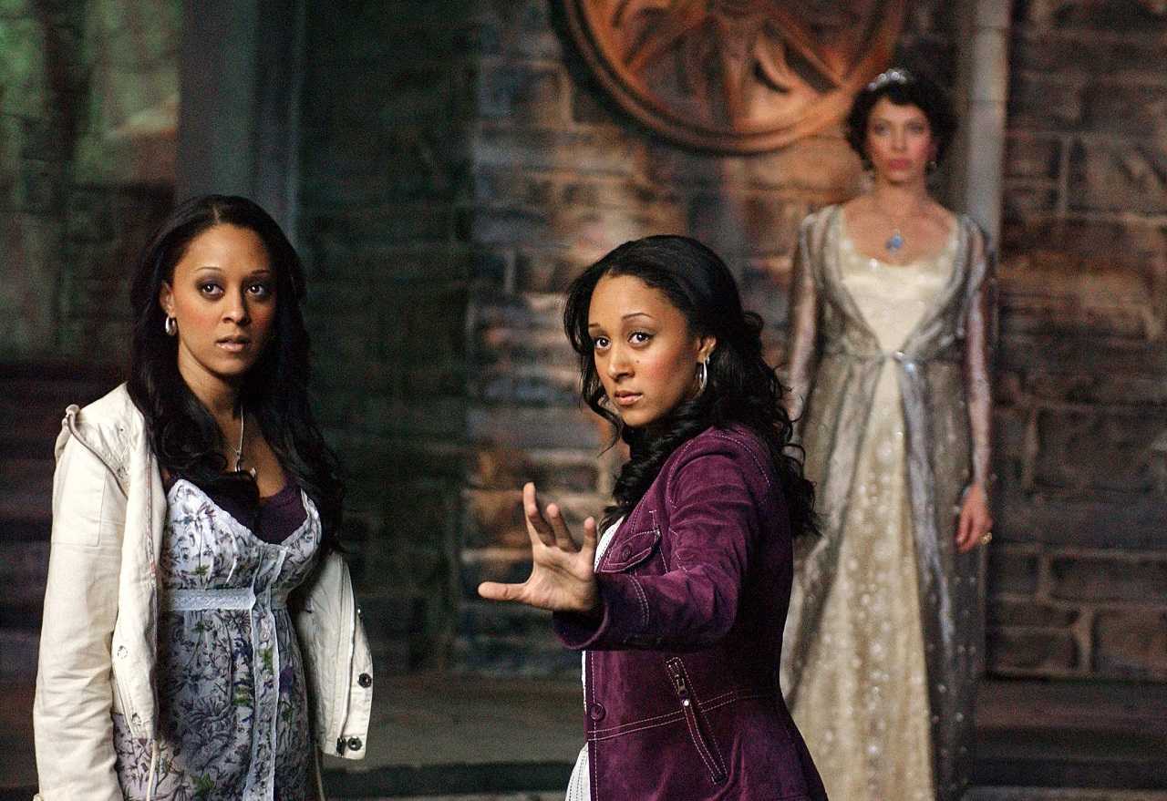 Twins Tia Mowry , Tamera Mowry and mother Kristen Wilson in Twitches Too (2007)