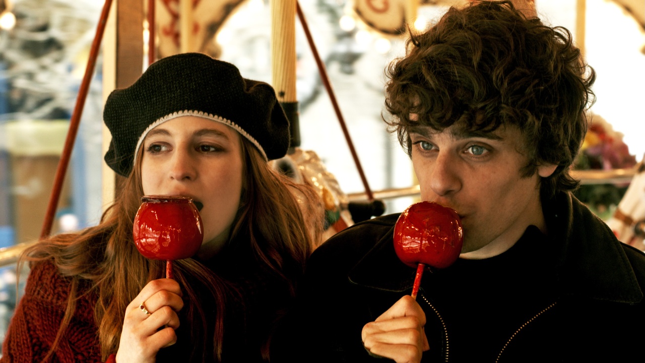 Agatha Bonitzer and Arthur Dupont in Under the Rainbow (2013)