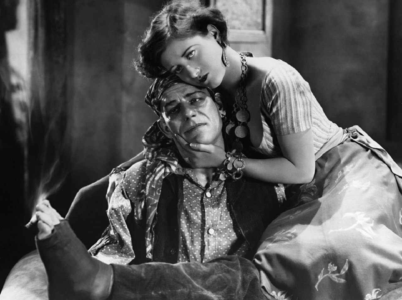 The armless Alonso (Lon Chaney) and Nanon (Joan Crawford) in The Unknown (1927)
