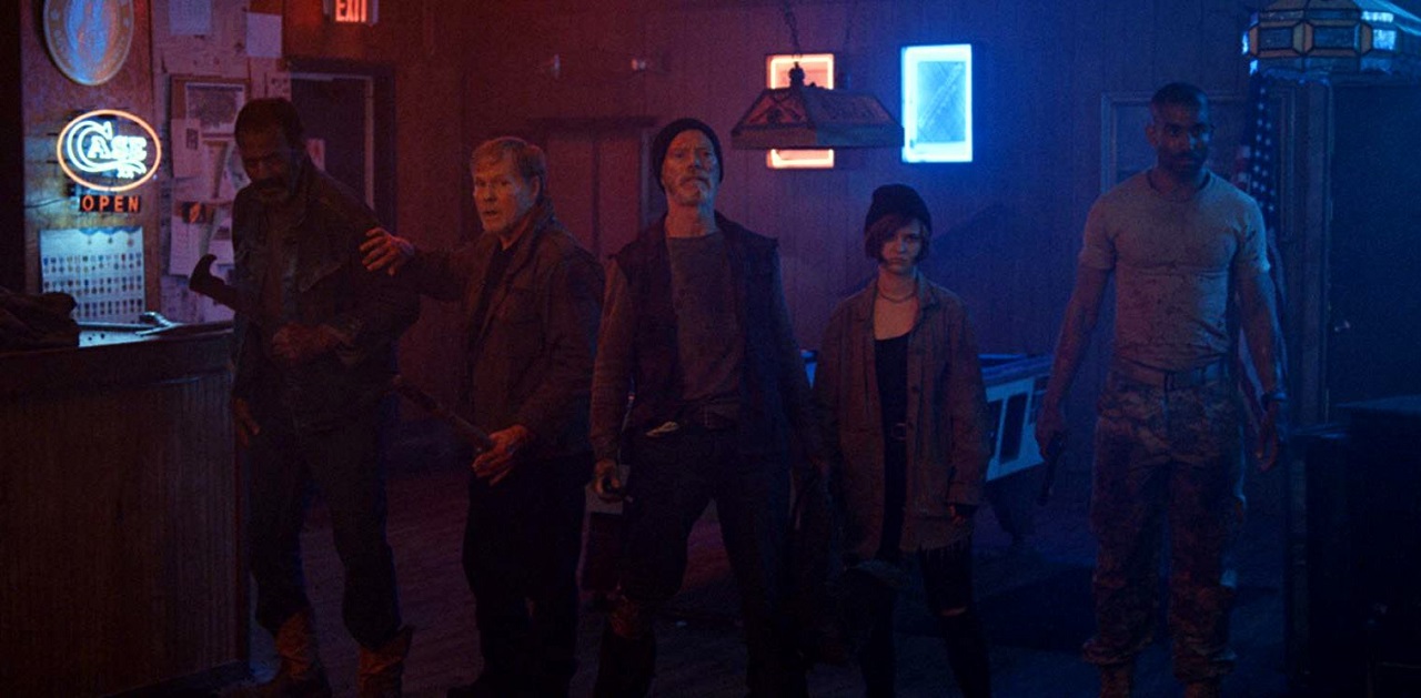 At siege in a bar Fred Williamson, William Sadler, Stephen Lang, Sierra McCormick and Tom Williamson in VFW (2019)