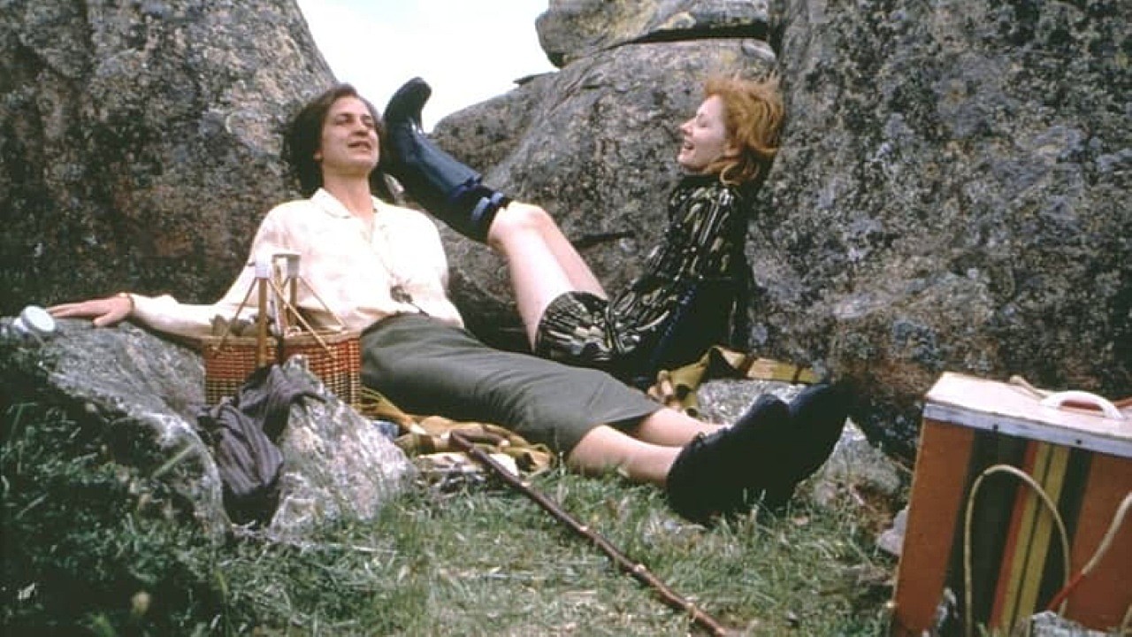 Pamela Rabe and Miranda Otto in The Well (1997)