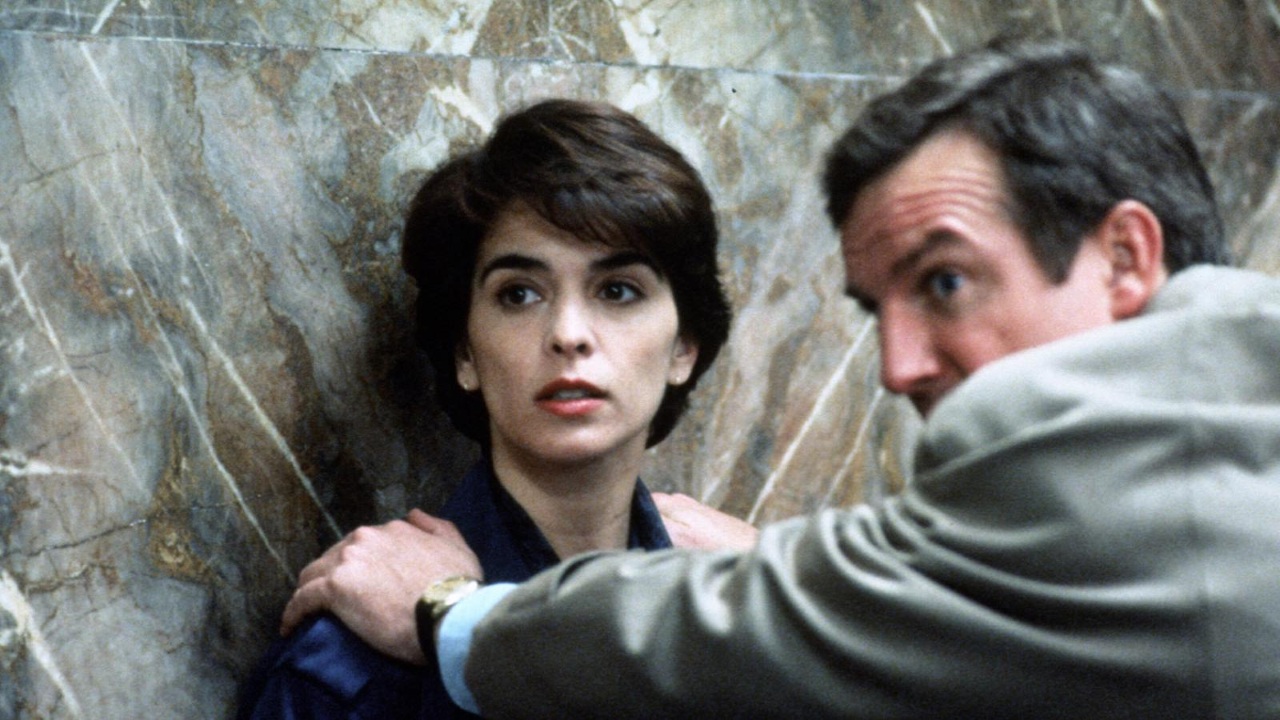 Annabella Sciorra and Jamey Sheridan in Whispers in the Dark (1992)