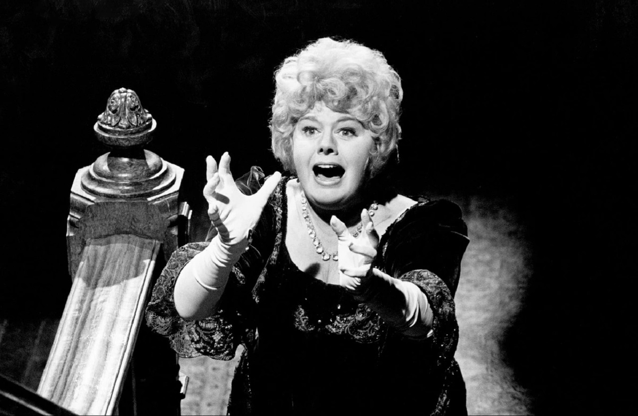 Shelley Winters in Whoever Slew Auntie Roo? (1972)