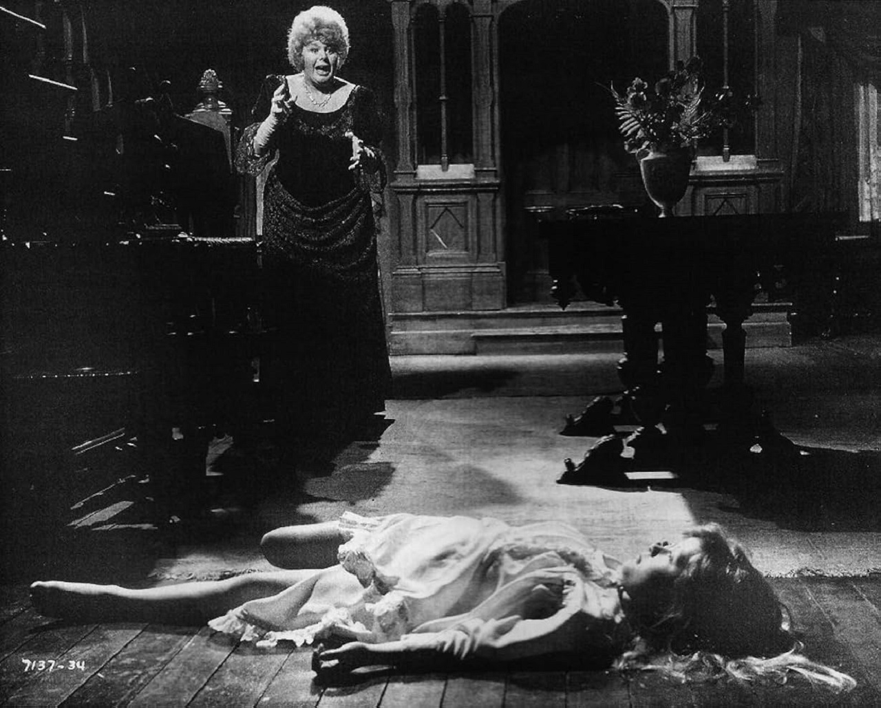 Shelley Winters in Whoever Slew Auntie Roo? (1972)