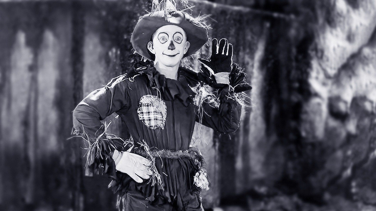 Larry Semon as The Scarecrow in Wizard of Oz (1925)