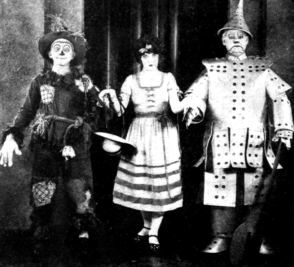 The Scarecrow (Larry Semon), Dorothy (Dorothy Dwan) and The Tin Woodsman (Oliver Hardy) in Wizard of Oz (1925)