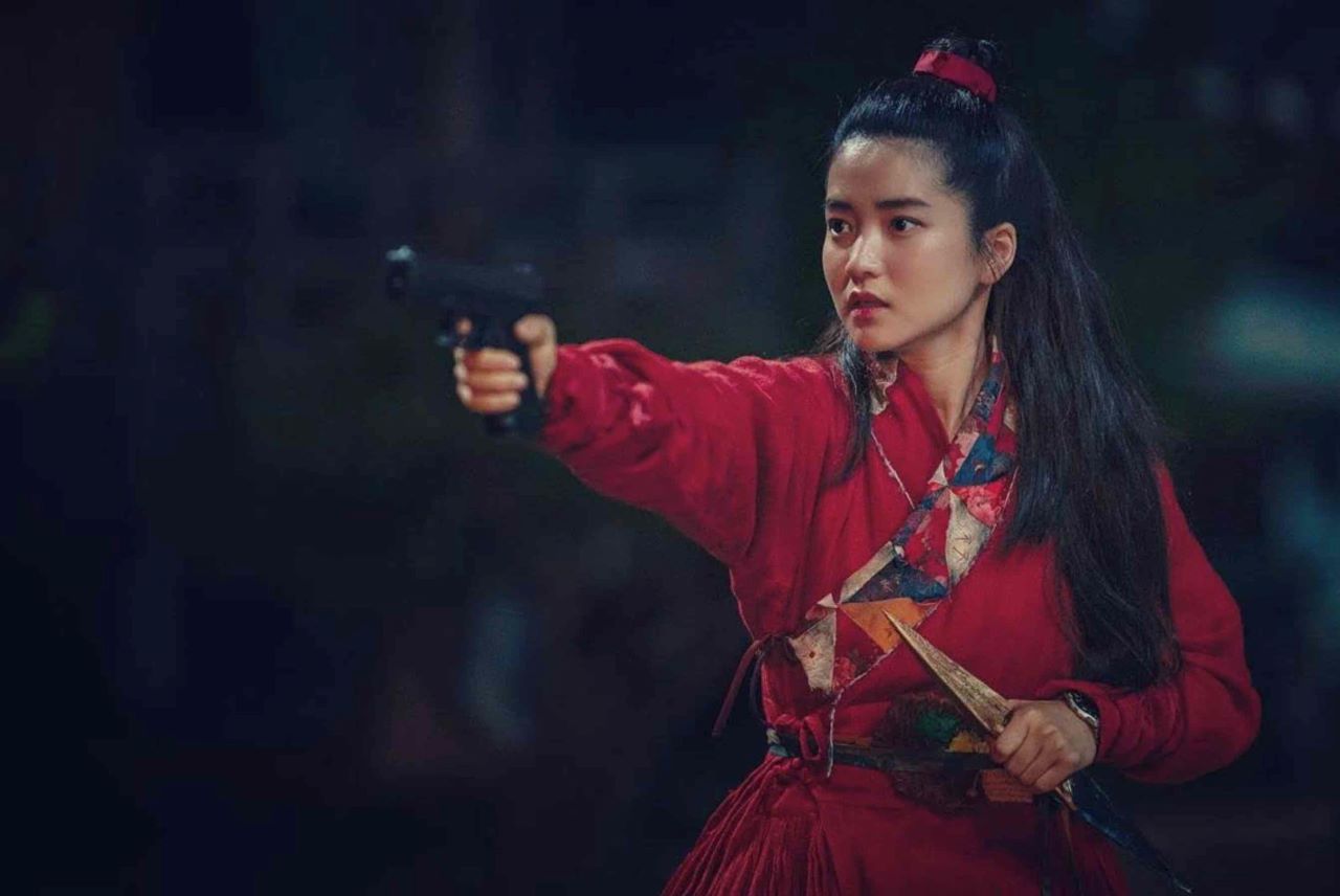 A gun-wielding Kim Tae-ri in Alienoid (2022)