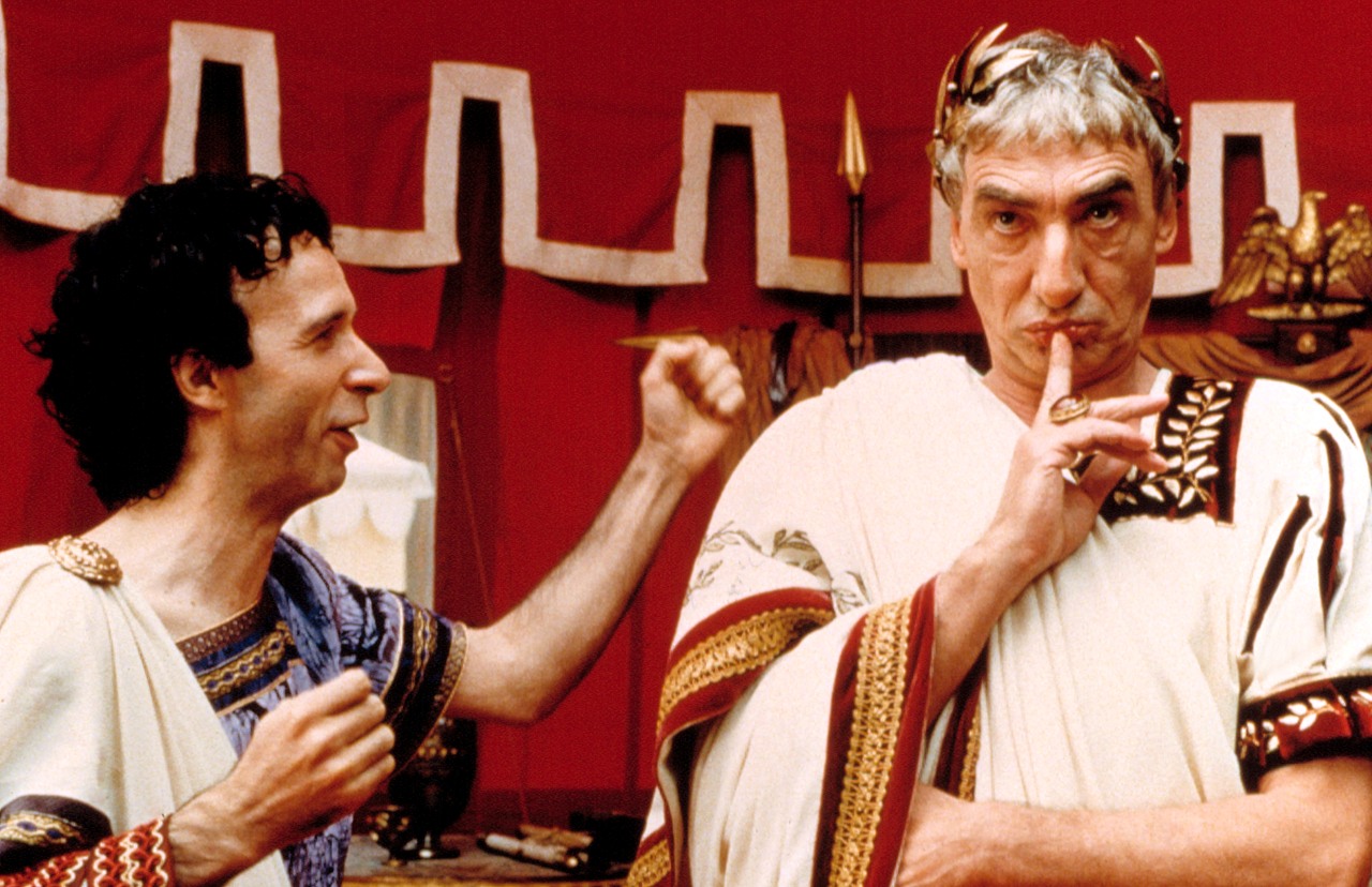 Detritus (Roberto Benigni) and Julius Caesar (Gottfried John) in Asterix and Obelix Vs. Cesar (1999)