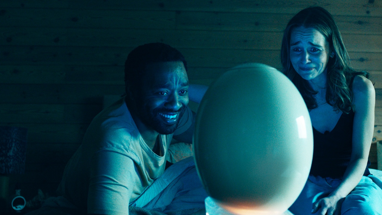Chiwetel Ejiofor and Emilia Clarke with their egg in The Pod Generation (2023)